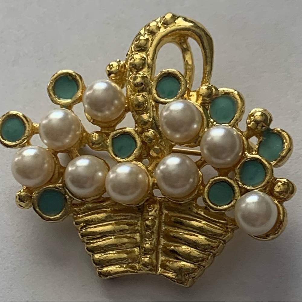 Vintage flower basket brooch featuring faux pearls and blue enamel flowers - Picture 4 of 5